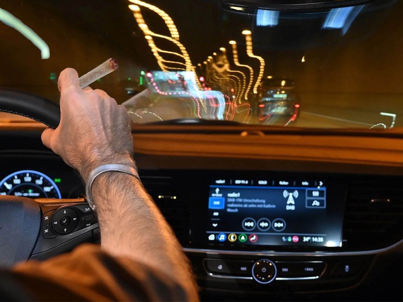 Bild kiffen-am-steuer-joint-auto-nachtfahrt.jpg